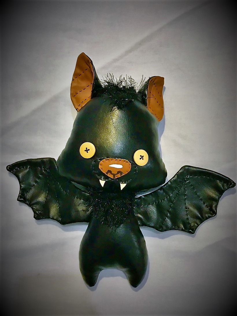 Bato! Confeccionado en tela imitación piel, ojos de botones y pelusas.
