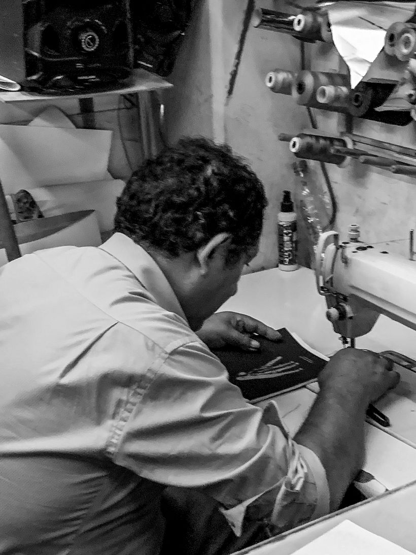 El cosido lo hicimos en una maquina Singer. Hubo que encolar el lomo debido a que la máquina movía las páfginas