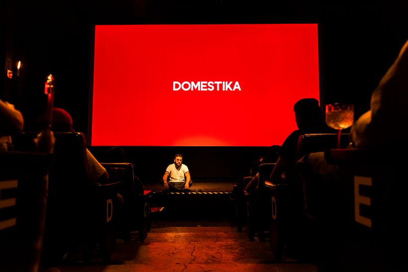 Oscar Rodríguez, Head Offline México de Domestika, dando la bienvenida a los asistentes