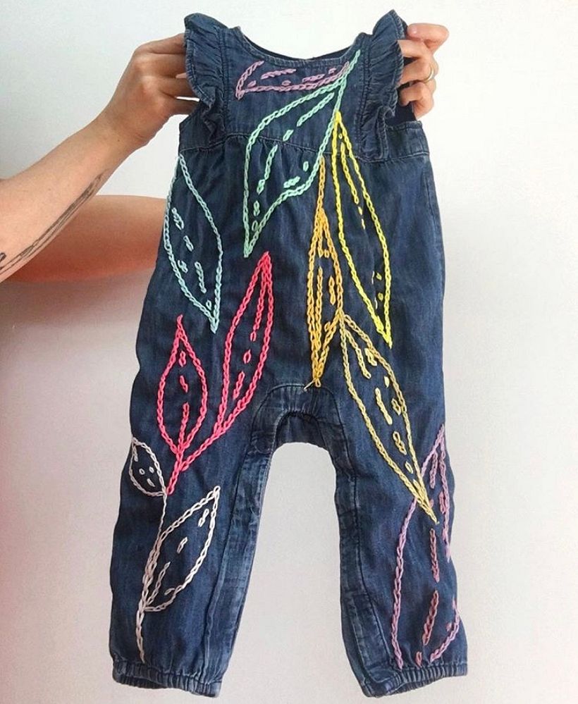 Bordado lineal usando cadeneta con aguja enhebrada doble