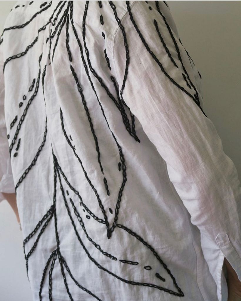 Bordado lineal usando cadeneta con aguja enhebrada doble