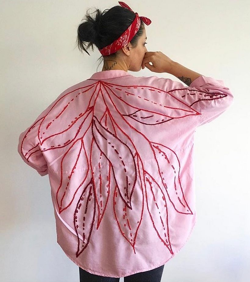 Bordado lineal usando cadeneta con aguja enhebrada doble