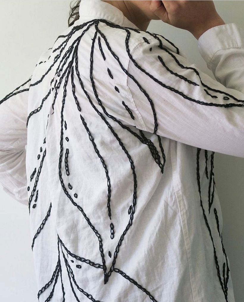 Bordado lineal usando cadeneta con aguja enhebrada doble