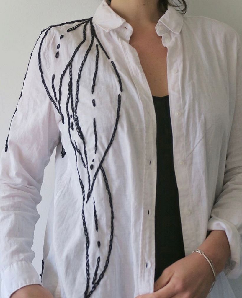 Bordado lineal usando cadeneta con aguja enhebrada doble