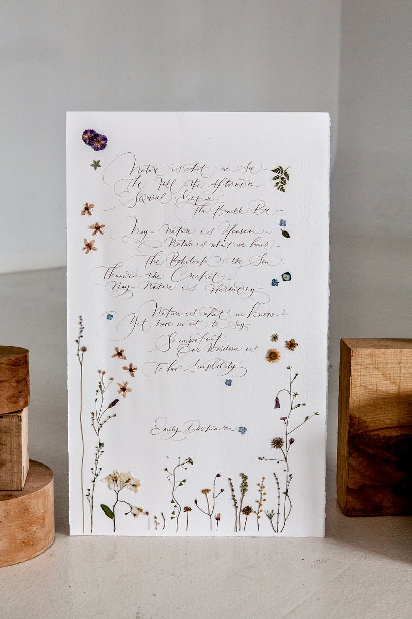 Poema caligrafiado de E.Dickinson con flores de @tallersilvestre y fotografiado por Paco Marín.