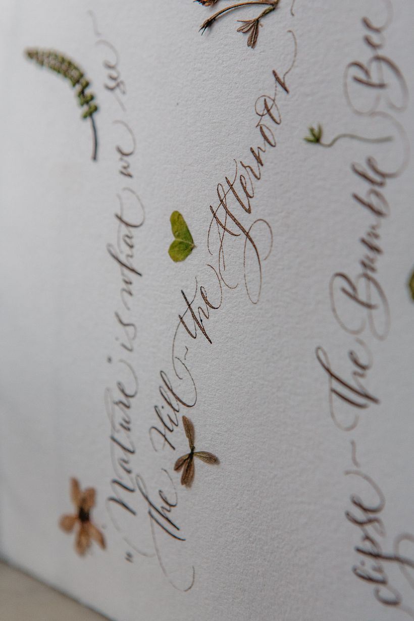 Poema caligrafiado de E.Dickinson con flores de @tallersilvestre y fotografiado por Paco Marín.