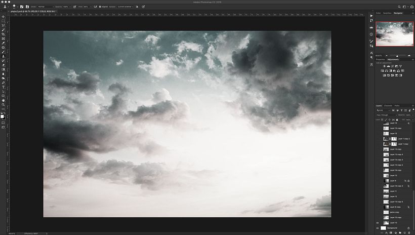 Se inicia con un fondo de cielo épico.