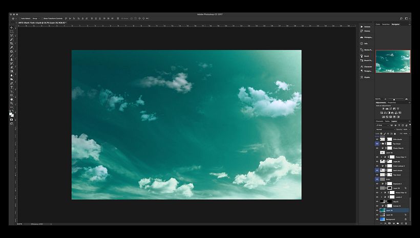 Se empata el color del cielo con blusa de la modelo. Se define la fuente de luz principal. Se agregan nubes.