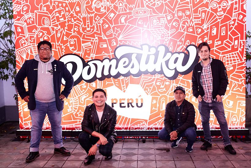 Amadeo Gonzales, Giuseppe Falla, Elliot Tupac y Giuliano Boggiano frente al mural de diseño 100% peruano