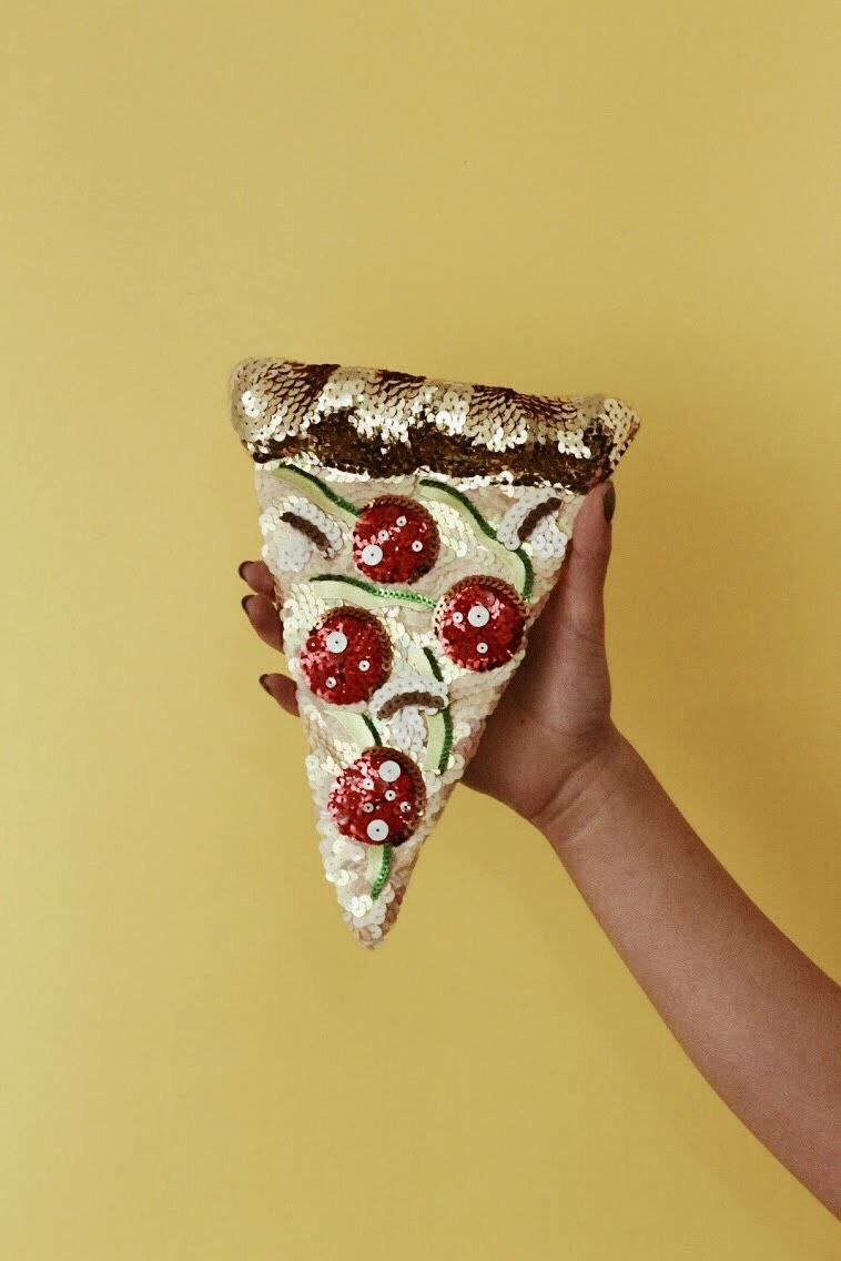 Pizza de pepperoni, champiñones y pimentón. 