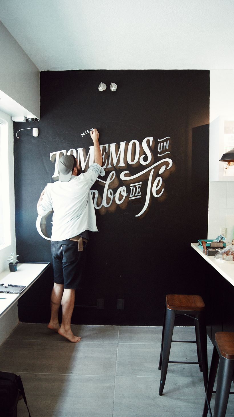 "Mientras tanto, tomemos un sorbo de té" este fue el primer mural que cobré como letrista.