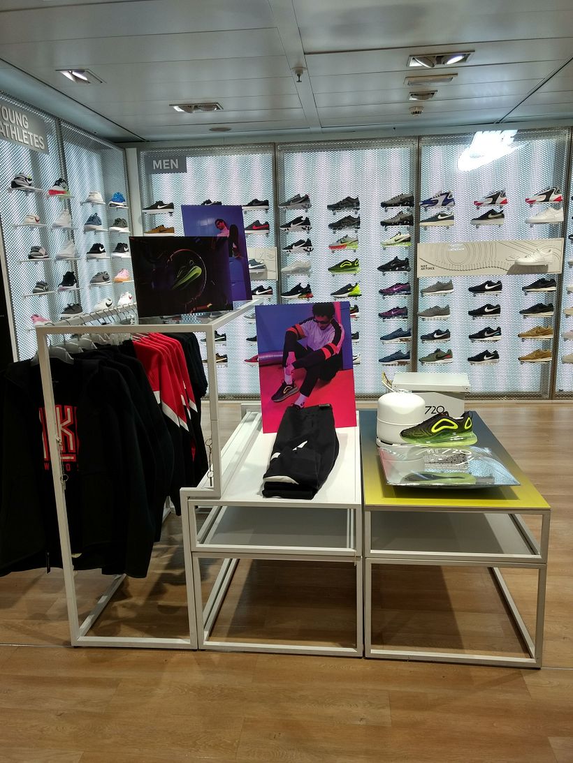 Nike ECI Pozuelo 2019 /  Sportwear Man Air Max 720 y Delaporte