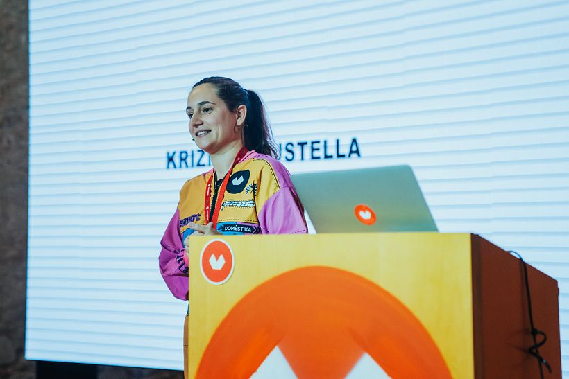 Krizia Robustella, vistiendo el mono que diseñó para Domestikart