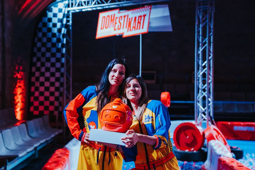 Marta y Eva, Yarza Twins, con el trofeo exclusivo diseñado por Mr. Kat