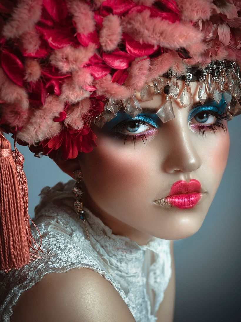 Modelo: Pamela Piedrahita Maquillaje y peluquería: Loree Morales Estilismo: Carmen Bena Vestido: La Tua Pelle  Tocado: Javier