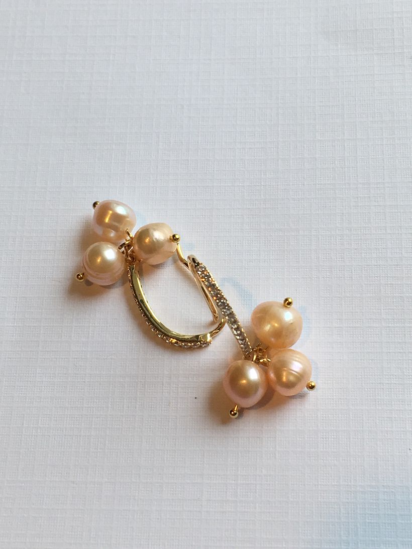 Use una hoja blanca y coloque los zarcillos que realice de Perlas rosadas con una base de zarcillo en gold filled y circones
