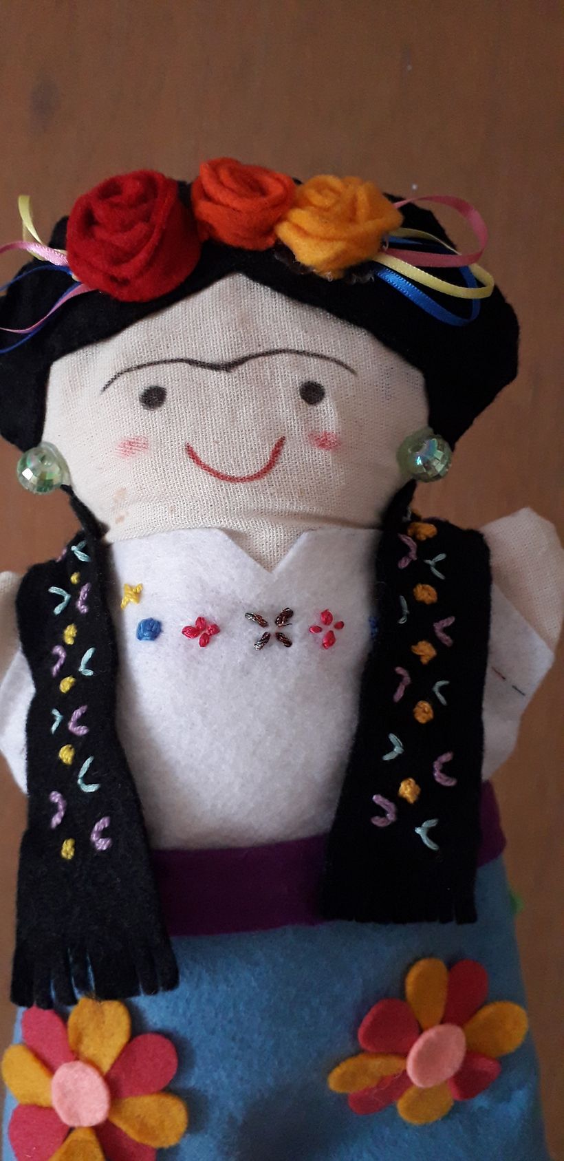 Esta Frida la he realizado con tela a manera de títere de mano para enseñar a mis alumnos la historia de la gran Frida Kalho.