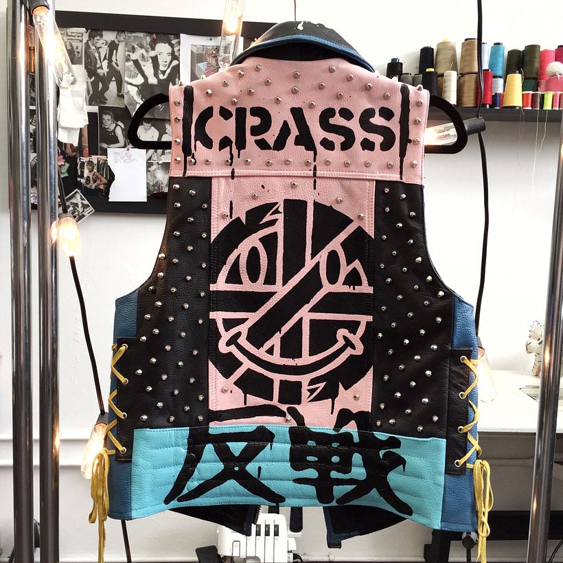 VEST INTERVENIDO : Pintado a mano sobre piel , Stencil hecho a mano y studs de acero inoxidable colocados a mano .