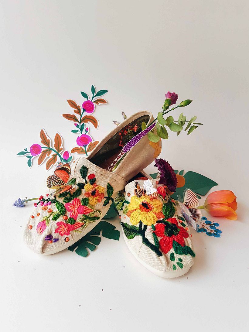 Alpargatas TOMS, pintadas y  bordadas a mano - Fotografía