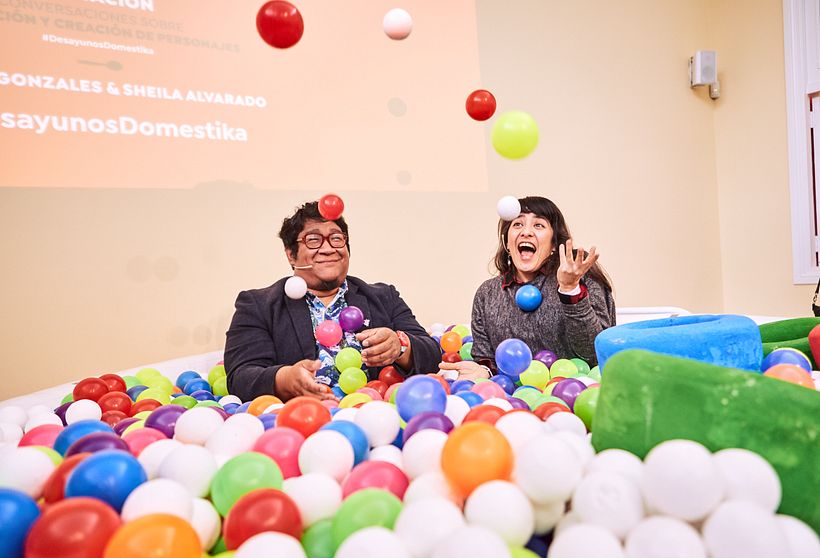 Amadeo Gonzales y Sheila Alvarado dentro del bowl de Desayunos Domestika