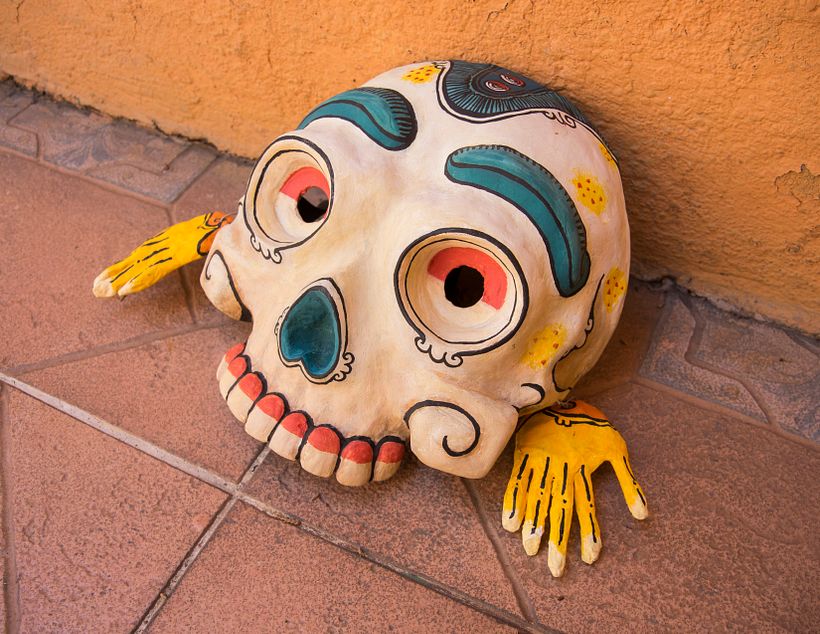 Máscara Mictlantecuhtli:Dios del inframundo.Basada en la estética del códice Borgia. A los lados cuelgan orejeras de manos.