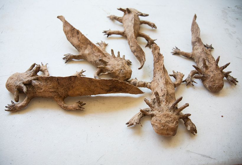 Axolotes de cartoneria terminados en papel Amate.
