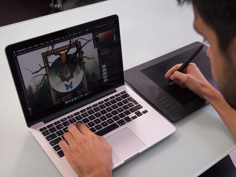 Carles Marsal trabajando en Photoshop