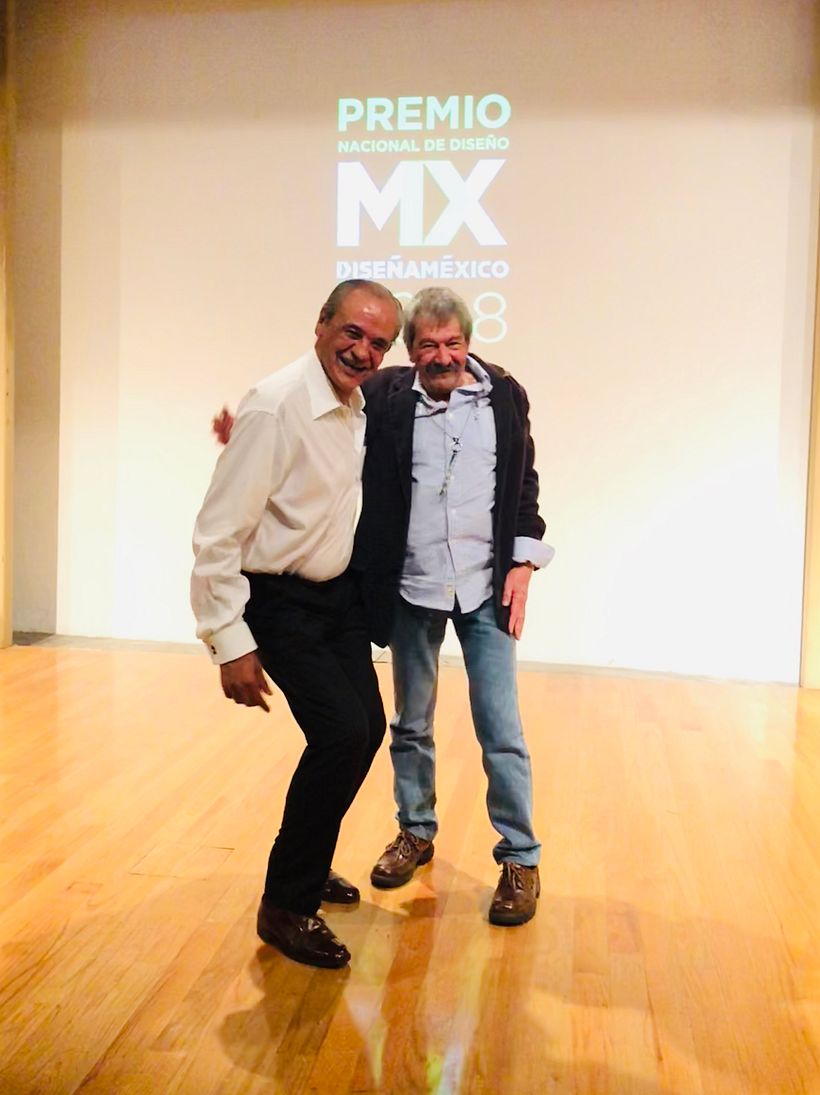 Y se premia también a grandes diseñadores. Aquí, Franz Teuscher (con Gonzalo Tassier) antes de recibir el premio al mérito.