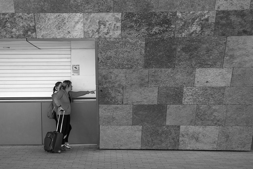 Personas eligiendo la obra.