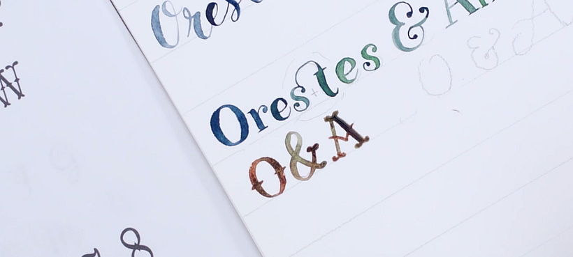 En colores cálidos, vemos las iniciales O y A, unidas por un &. Se trata de tres monogramas.