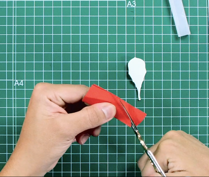 Corta con las tijeras a ojo la forma deseada de la figura 