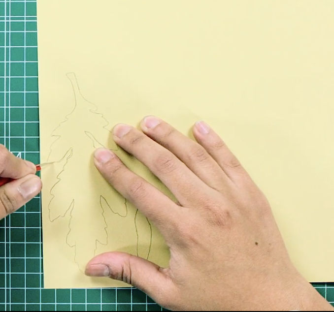 Voltear el papel te ayudará en el corte de figuras con muchos detalles 
