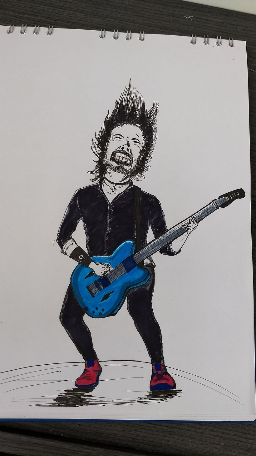 Con el atuendo y guitarra del concierto