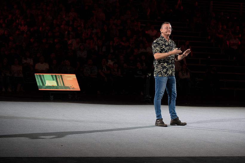 Puño durante su conferencia