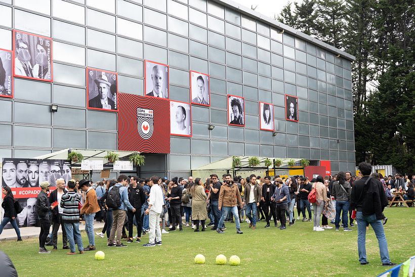 Asistentes en los jardines del Chamorro