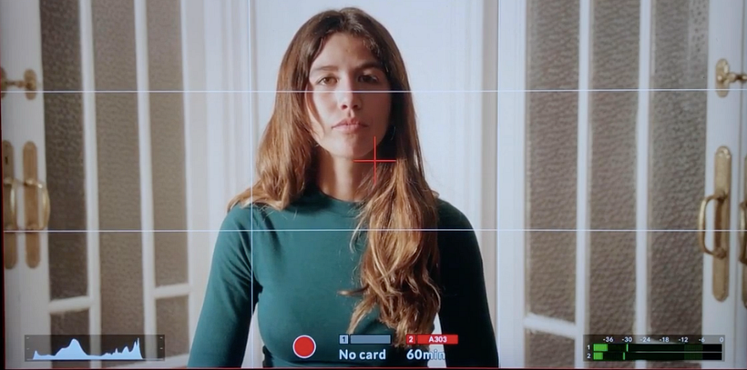 Esta imagen está bastante contrastada: observa la diferencia de luz entre los dos lados del rostro