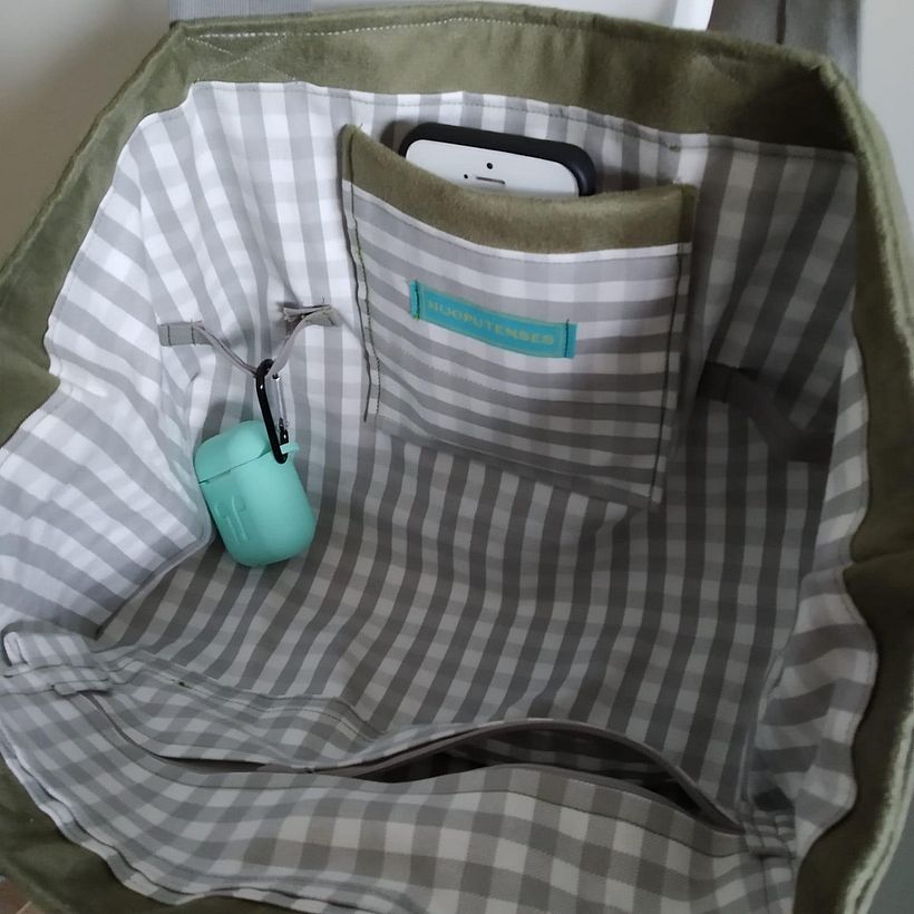 En el interior he puesto dos bolsillos, uno de ellos con cremallera y algunas tapetas para sujetar las llaves, cascos, gafas.