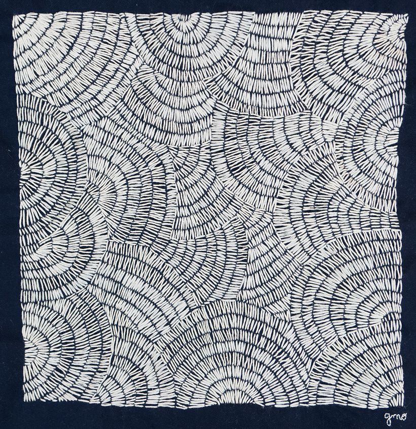 ABANICO /  Bordado a mano con hilo de algodón sobre gabardina de algodón /  30 x 30cm.
