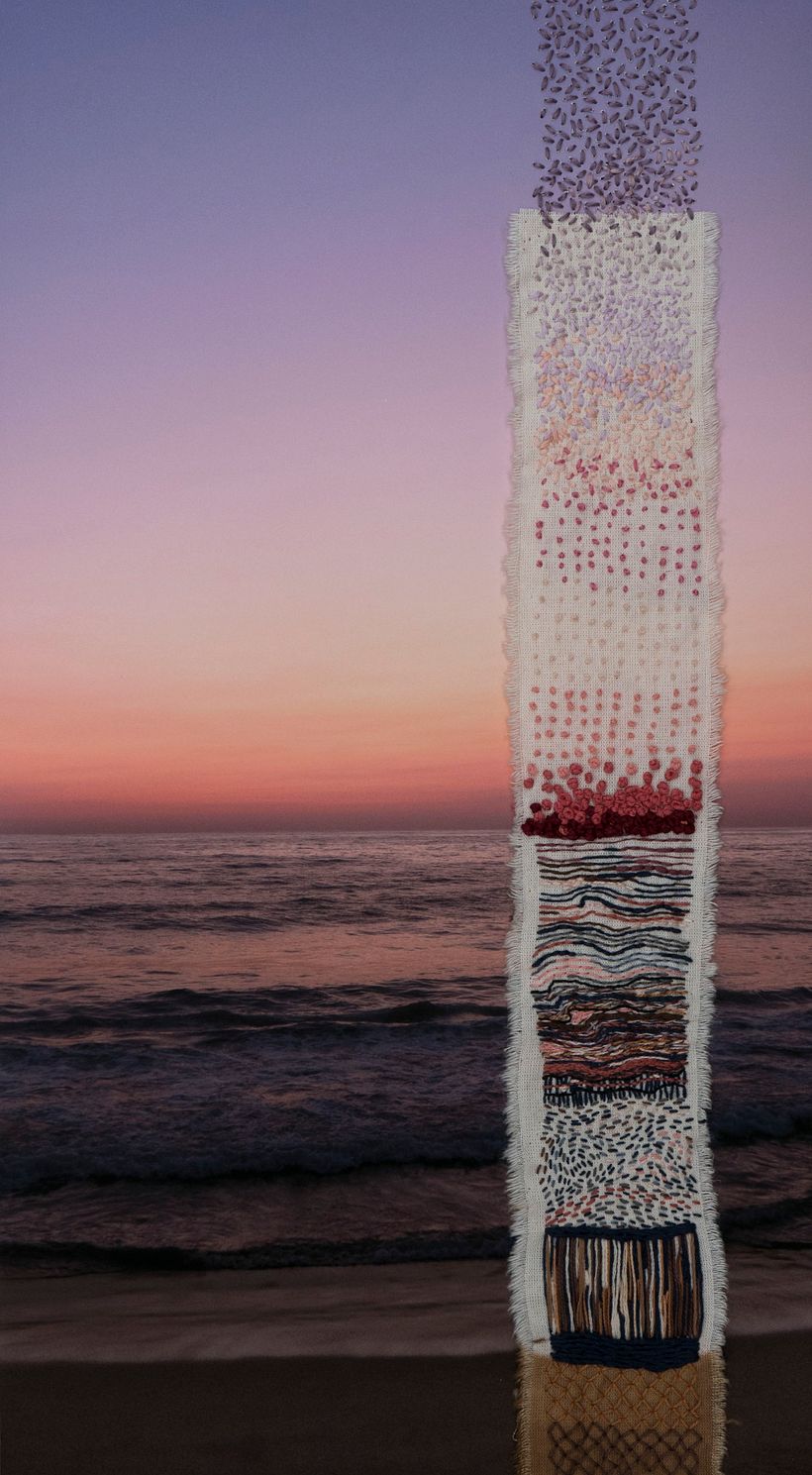 PUERTO ESCONDIDO, OAXACA II / Fotografía digital con bordado y muestra textil de puntadas /45 x 27 cm 
