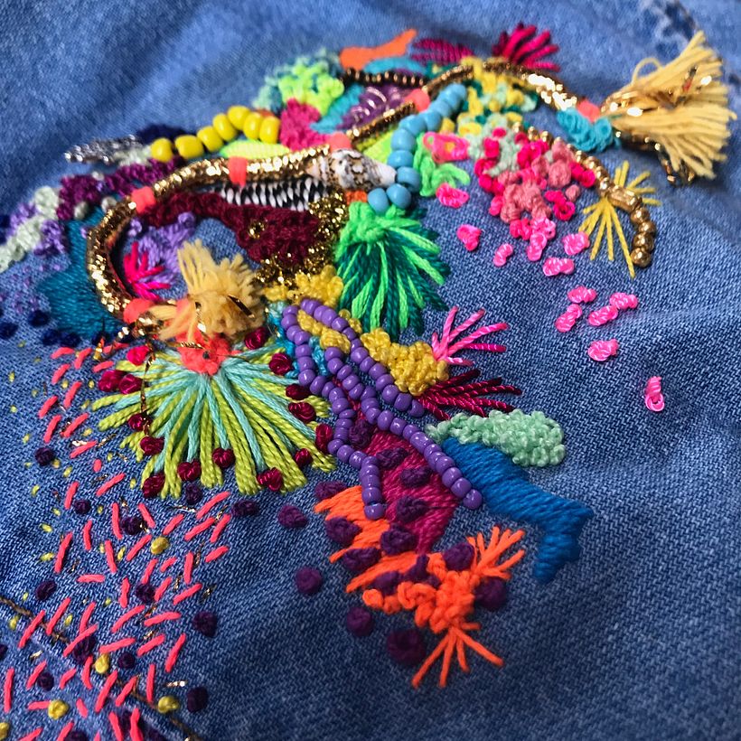 Blusa Denim con intervención de bordado en hombro y espalda. 1