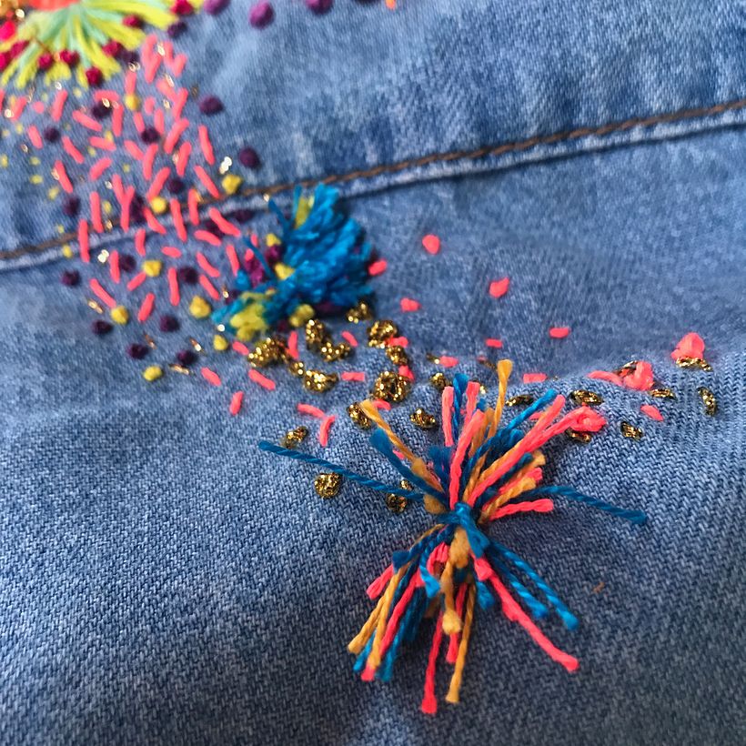 Blusa Denim con intervención de bordado en hombro y espalda. 2