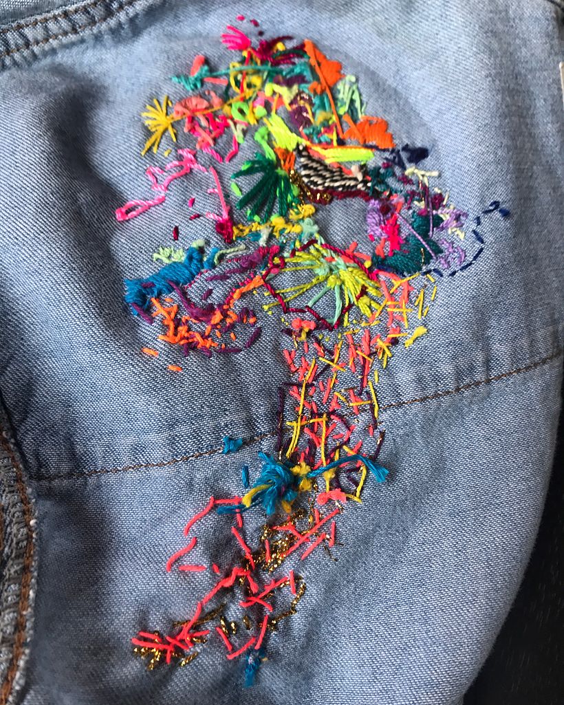 Blusa Denim con intervención de bordado en hombro y espalda. 3