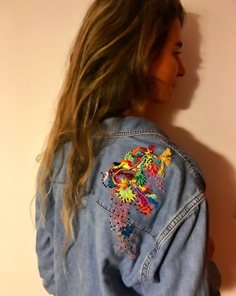 Blusa Denim con intervención de bordado en hombro y espalda. 4