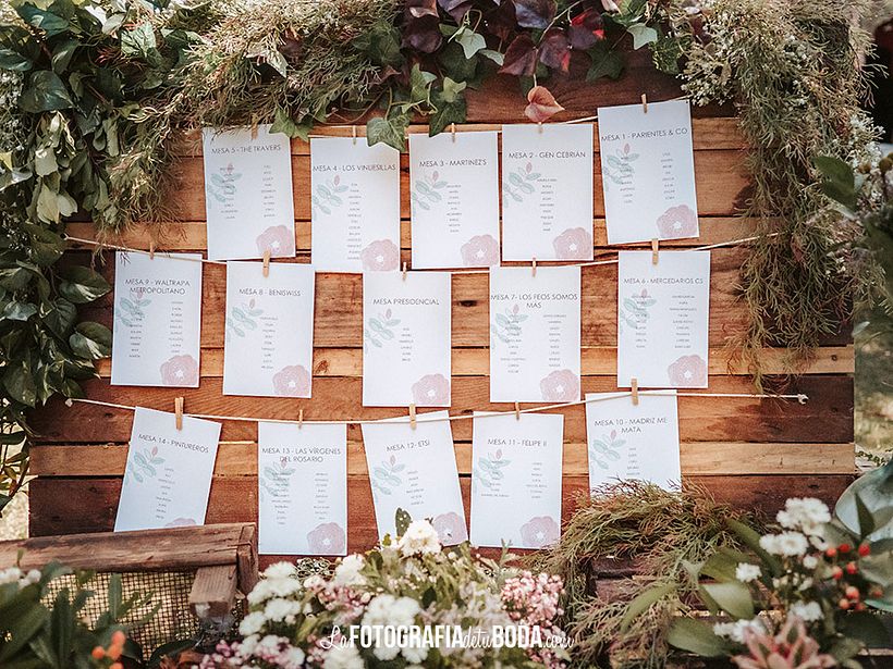 Diseño de flyers para distribuir las mesas, de pulseras "del festival" y de todos los detalles.