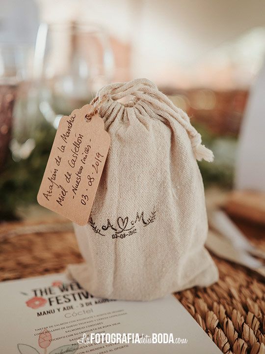 Regalos con packaging artesano. En este caso, stamping en tela con tarjetas escritas a mano.