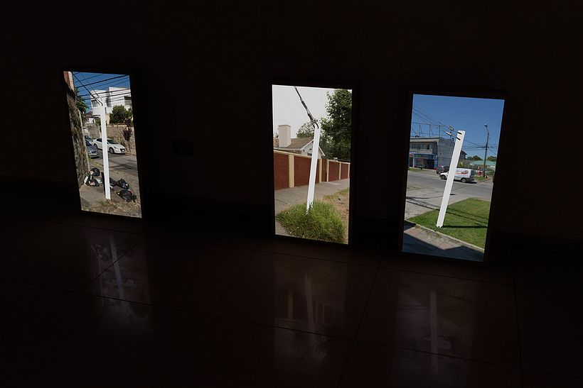 "Cenotafio" Obra que trata sobre los rieles de tren que fueron empleados por la dictadura cívico-militar de Augusto Pinochet, para hacer desaparecer cuerpos de ejecutados políticos al lanzarlos al mar. 1