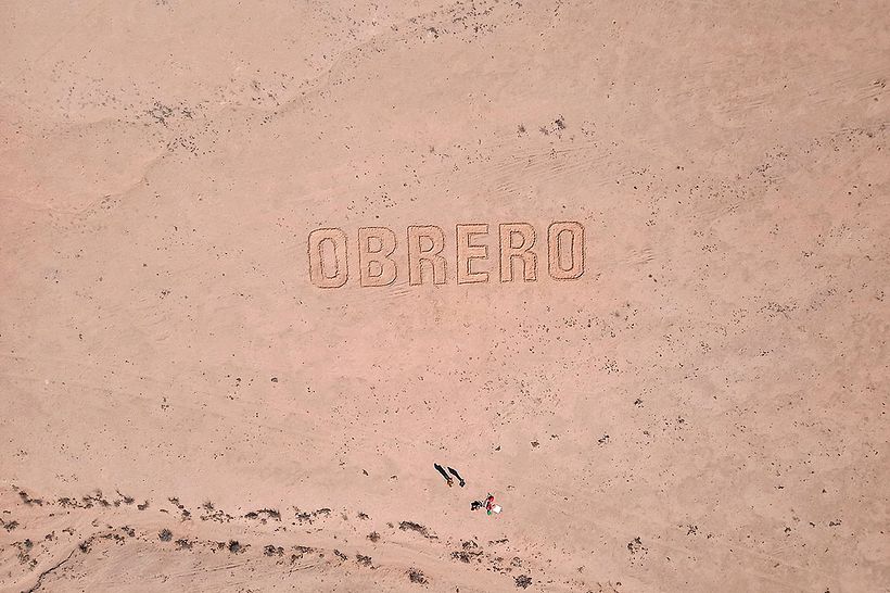 "OBRERO" Proyecto de recuperación de una de las tres palabras que, junto con Compañero y Pueblo, fueron prohibidas por Augusto Pinochet y luego hechas desaparecer de toda legislación en que figuraban. 6
