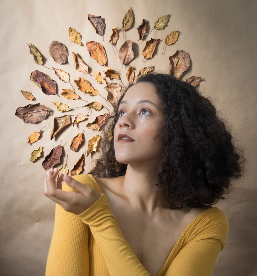 Lo utilicé como fondo para el retrato, luego en Photoshop completé el diseño. Utilicé maquillaje y ropa de colores cálidos.