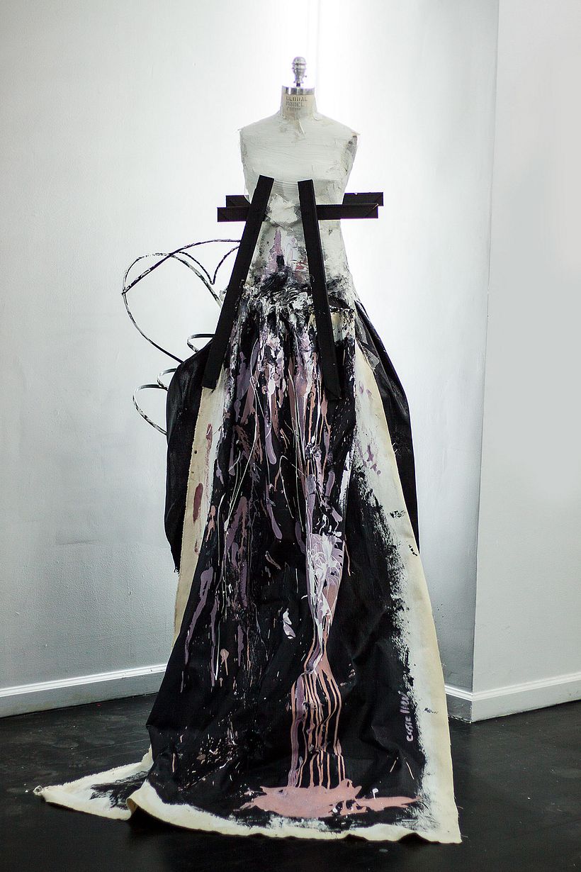 Vestido elaborado por Carolina Sarria y intervenido con pinturas acrílicas por Marcello Castellani