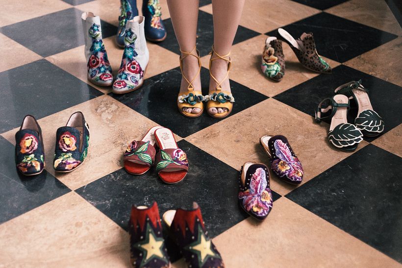 "Exotic Treasures" Calzado Bordado en cuero.  -1